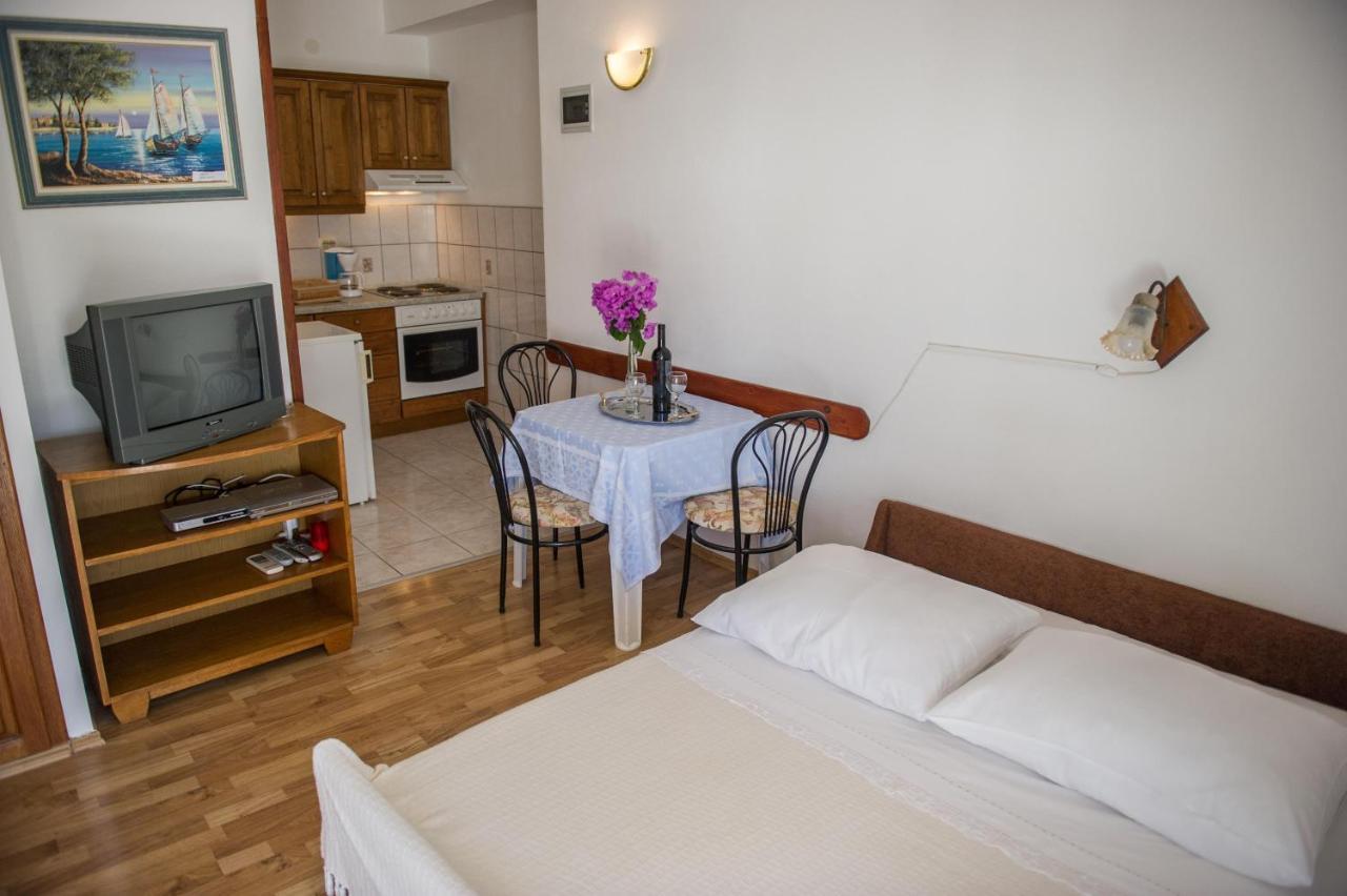 Apartments Skarpa 1601 Rogoznica  Buitenkant foto